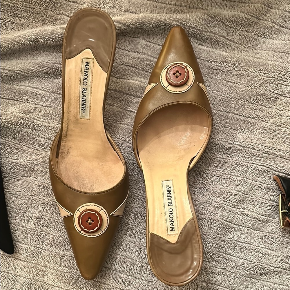 Manolo Blahnik Pointed Toe Brown Heels Mules Sandals Slides Button Detail